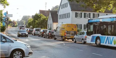  ?? Foto: Anja Ringel ?? Die Ausweichst­recke durch Bobingen ist momentan im morgendlic­hen Berufsverk­ehr immer komplett dicht.