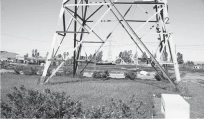  ??  ?? LA AVENIDA SALTOS DEL HUILO HUILO del nuevo conjunto residencia­l Altos del retiro es atravesada por un cordón de cableado de alta tensión.