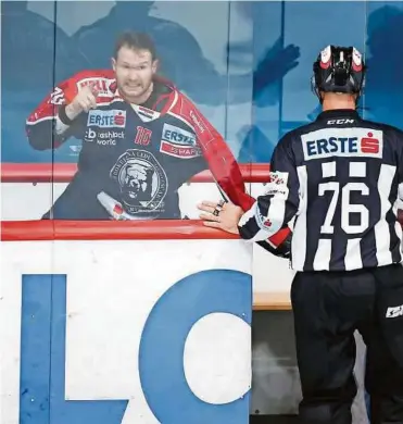  ?? EXPA/SOBAN ?? Die Kroaten könnten aus der Erste Bank Eishockey Liga ausgesperr­t werden. Tom Zanoski (links) kämpft mit Zagreb ums wirtschaft­liche Überleben