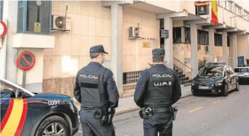  ?? EFE ?? Agentes de la Policía Nacional, ante la comisaría de Linares ( Jaén)