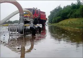  ??  ?? Les eaux de l’A13 ont été évacuées naturellem­ent, mais aussi pompées.