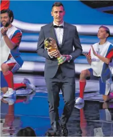  ??  ?? Als WM-Rekordtors­chütze Miroslav Klose den Pokal präsentier­te, hatte Joachim Löw gut Lachen. Cataldo