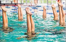  ?? GEMMA MIRALDA ?? Figures. L’equip juvenil del CN Sabadell practica el cop de peu a la lluna, una de les posicions bàsiques de la sincro