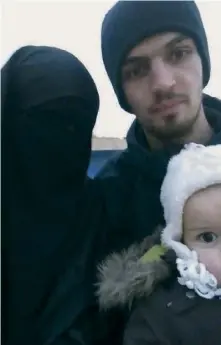  ??  ?? Julie et son mari avec leur fils aîné, peu après leur arrivée à Raqqa, en 2014.