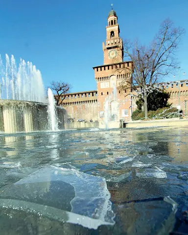  ?? (foto Salmoirago) ?? Temperatur­e in picchiata I blocchi di ghiaccio nella fontana di piazza Castello