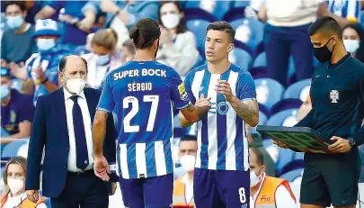  ??  ?? Sérgio Oliveira cedeu o lugar a Uribe contra o Belenenses e poderá ser preterido em Famalicão