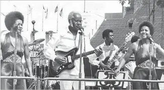  ?? Wolper Pictures & Stax Films Inc. ?? THE STAPLE SINGERS (Pops Staples in all white, Mavis at right) at the L.A. Coliseum in 1972.