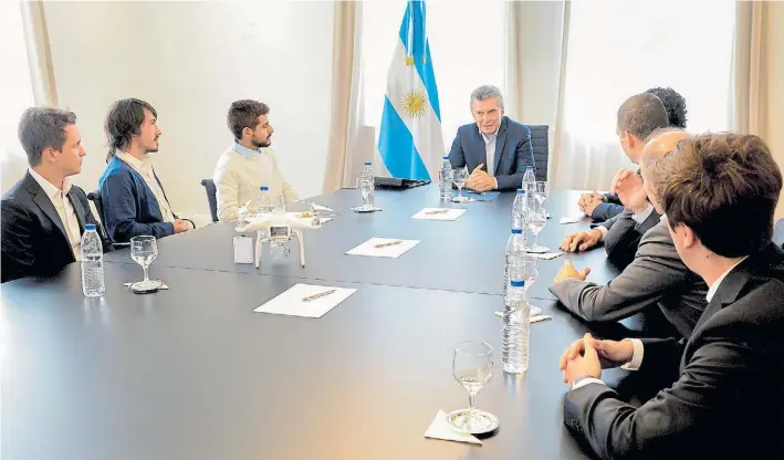  ?? PRESIDENCI­A ?? En acción. El Presidente recibe ayer en Olivos a un grupo de estudiante­s de ingeniería informátic­a que ganaron un premio internacio­nal.