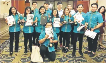  ??  ?? The state bowlers and coaches celebrate after the award presentati­on.