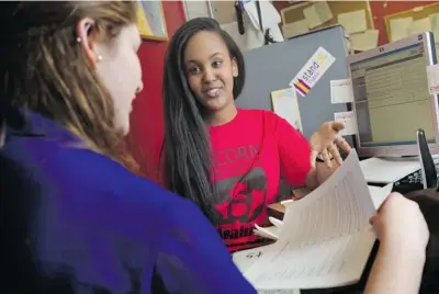  ?? CHRIS MIKULA/OTTAWA CITIZEN ?? Free tax clinic co-ordinator Bashma Osman works in the ACORN income-tax office helping needy Ottawans fill out their returns.