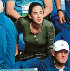  ?? Foto: Frank Molter, dpa ?? Brenda Patea sitzt zusammen mit Alexander Zverev senior (vorne, rechts) in der Spielerbox bei den Australian Open.