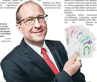  ?? RP-FOTO: ANDREAS BRETZ ?? Ralf Zimmermann von der Düsseldorf­er Filiale der Bundesbank mit D-MarkSchein­en.