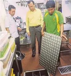  ??  ?? HASIM (tengah) melakukan pemeriksaa­n di sebuah restoran nasi kandar di Presint 15, Putrajaya.