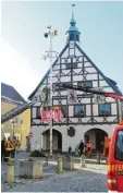  ?? Foto: Peter Bauer ?? Auf dem Krumbacher Marktplatz wurde am Mittwoch gewisserma­ßen der „Fa sching abgebaut“. Die Gestaltung der In nenstadt wird für die Stadt vom Fachbü ro Cima mitbetreut.