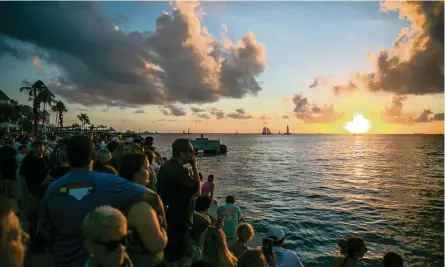  ?? MATIAS J. OCNER mocner@miamiheral­d.com ?? A crowd watches the sunset from Mallory Square in Key West.