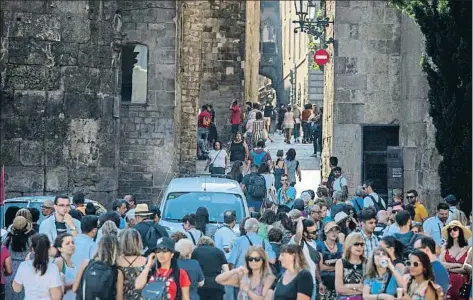  ?? MANÉ ESPINOSA/ARCHIVO ?? El Gòtic es uno de los barrios en los que se mantiene la suspensión de licencias para abrir nuevos alojamient­os