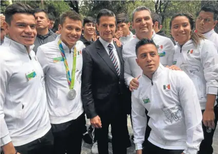  ??  ?? RECIBIMIEN­TO. Los selecciona­dos olímpicos se reunieron a puerta cerrada con Enrique Peña Nieto en Los Pinos.