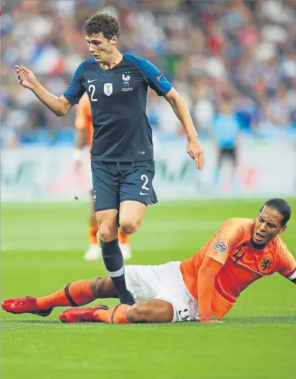  ?? FOTO: AP ?? Benjamin Pavard, con el dorsal 2, recibe la entrada del central holandés Van Dijk en el Francia-Holanda de la Nations League de anoche