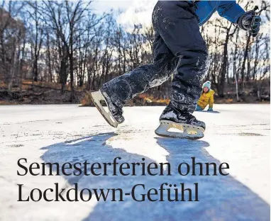  ?? [ Getty Images/RooM RF ] ?? Winterspor­tlich: Eislaufen, wenn auch nur auf Kunsteis, ist in Wien in den Ferien möglich.