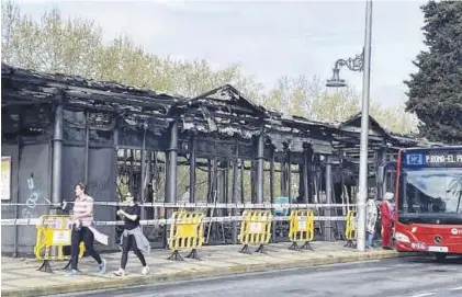  ?? EL PERIÓDICO ?? Estado en el que quedó la parada de autobuses de la Loba de Mérida por el incendio.