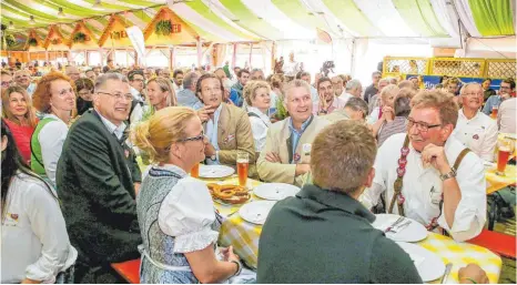  ?? FOTOS: THOMAS SIEDLER ?? Beim traditione­llen Pressefrüh­schoppen der „Ipf- und Jagst-Zeitung“/ „Aalener Nachrichte­n“war das Ipfmess-Festzelt proppenvol­l.