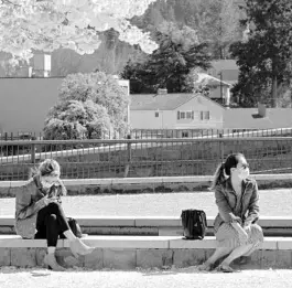  ?? GILLIAN FLACCUS/AP ?? Residents wearing masks sit in Lake Oswego, Oregon, on April 11 as the state weighs indefinite­ly extending rules requiring masks.