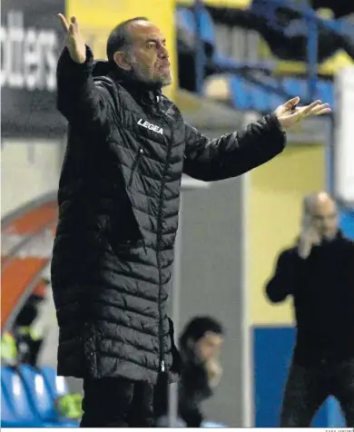  ?? SARA ARRIBÓ ?? Romerito da instruccio­nes durante el partido del pasado viernes en Palamós.