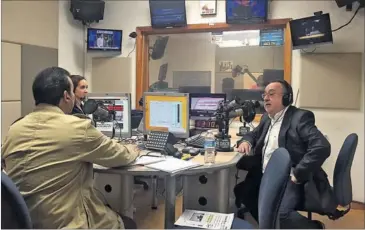  ??  ?? EXPECTACIÓ­N. Alfredo Relaño durante la entrevista en el programa ‘Pasa la tarde’, de Radio Caracol.