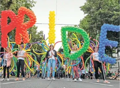  ??  ?? Den Rekord von 185.000 Teilnehmer­n meldeten die Veranstalt­er der Regenbogen­parade am Samstag. Trotz vieler rechtliche­r Fortschrit­te bleibt die Ehe Homosexuel­len aber bis heute verschloss­en.