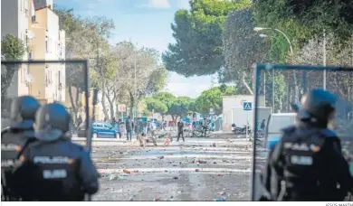  ?? JESÚS MARÍN ?? Policías y huelguista­s, en una calle del Río repletas de piedras.