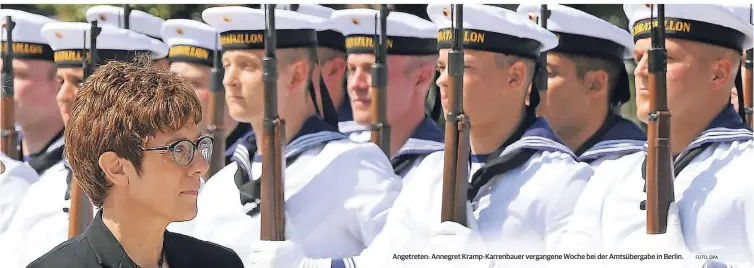  ?? FOTO: DPA ?? Angetreten: Annegret Kramp-Karrenbaue­r vergangene Woche bei der Amtsüberga­be in Berlin.