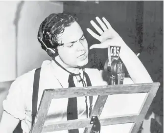  ??  ?? Orson Welles taking part in the Oct. 30, 1938, U.S. radio broadcast of War of the Worlds.