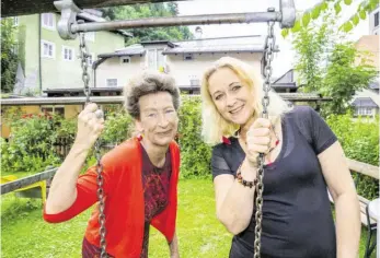  ?? BILD: SN/ANDREAS KOLARIK ?? Doris Weißenberg­er (l.) und Elisabeth Taferner-Winkler im Garten des Halleiner Frauenhaus­es. Ihre Kritik hatte die Debatte in Gang gebracht.