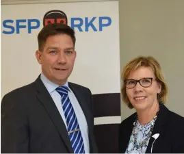  ?? FOTO: SPT/MIKAEL SJÖVALL ?? Svenska riksdagsgr­uppens ordförande Thomas Blomqvist och partiordfö­rande Anna-Maja Henriksson presentera­de SFP:s alternativ­a statsbudge­t på onsdagen.