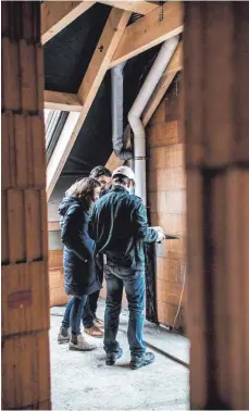  ?? FOTO: MARKO PRISKE ?? Schäden am Bau sind für Laien oft nicht leicht zu finden. Private Bauherren sollten sich daher Unterstütz­ung holen, zum Beispiel von einem Baubegleit­er.