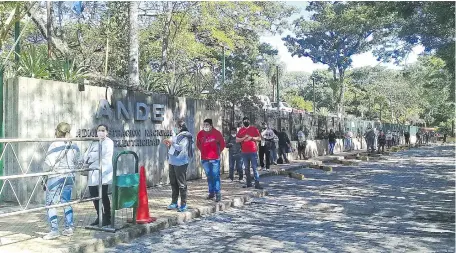  ??  ?? Ayer, en la sede central de la ANDE, atendieron a 307 usuarios, de los cuales 171 fueron por consultas o reclamos comerciale­s, según el gerente comercial de la institució­n, Luis Torres.