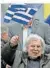  ?? FOTO: GIANNAKOUR­IS/DPA ?? Der Komponist Mikis Theodoraki­s schwenkt 2018 in Athen die griechisch­e Fahne.