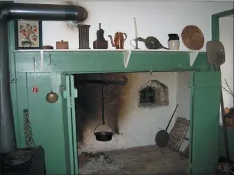  ?? PHOTO FROM WIKIPEDIA. ?? This 1810 fire place is very similar to the one in which Catherine Boyer Rhoads did her family’s cooking.