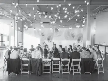  ?? JENN ACKERMAN THE NEW YORK TIMES PHOTOS ?? The wedding of Catie Hawk and Elliot Russell was small enough that everyone could sit at one large table in Minneapoli­s on June 6.