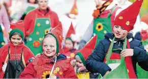  ?? FOTO: ANJA TINTER ?? „Die Gartenzwer­ge vom Gillbach“waren beim gestrigen Rosenmonta­gszug durch Anstel eine der größten mitmarschi­erenden Gruppen überhaupt.