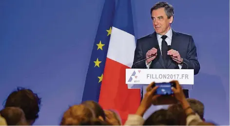  ?? FOTO: ARCHAMBAUL­T/DPA ?? Der konservati­ve Präsidents­chaftskand­idat François Fillon schießt in seiner Pressekonf­erenz scharf gegen die französisc­he Justiz.