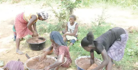  ?? Photo: Abubakar Yakubu ?? Women work under a tree at Yaba in Kuje Area Council of the FCT