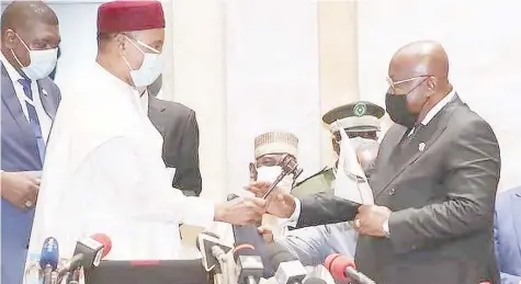  ??  ?? Mahamadou Issoufou (l), president of Niger Republic/former chairman of ECOWAS Authority of Heads of State and Government, handing over to his successor, President Nana Akufo
Addo of Ghana, in Niamey, Niger Republic, yesterday. President Akufo-addo will be the chairman of ECOWAS.
NAN
