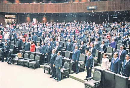  ??  ?? En la Cámara de Diputados la bancada que más viajes otorgó a sus legislador­es fue la del PRI, con 104 salidas del país; el PAN registró 70; el PRD alcanzó 52; Movimiento Ciudadano tuvo 17, y el Partido Verde reportó 15.