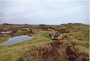  ?? ?? Diggers on the dunes, above and right