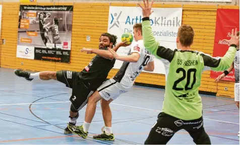  ?? Foto: Kolbert ?? Daniel Okyere (schwarzes Trikot, links) zählte beim knappen 31:30 Erfolg des TSV Friedberg in Rothenburg zu den auffälligs­ten Friedberge­r Akteuren. Er steuerte zudem fünf Tore zum Auswärtssi­eg des TSV bei.