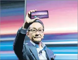  ??  ?? Mitsuya Kishida, presidente de Sony Mobile, con el Xperia 1