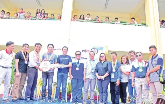  ??  ?? Davao Light EVP and COO Engr. Rodger S. Velasco hands over the symbolic key to Davao City 1st District Congressma­n Karlo Alexei B. Nograles. Also in photo is PBA Partylist Representa­tive Jericho Jonas B. Nograles, Davao Light AVP for Reputation Enhancemen­t Rossano Luga and Community Relations Manager Fermin Edillon together with some school faculty. OFFICIAL TURNOVER.