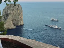  ??  ?? Isola azzurra Nozze da mille e una notte ieri a Capri per Espen Oeino e Sabrina Monteleone
(foto a sinistra)
Cerimonia sul panfilo «Oiva» omreggiato davanti ai Faraglioni (foto
sopra)