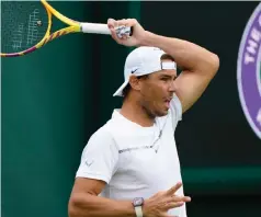  ?? ?? Rafael Nadal durante una práctica en la Cancha Central de Wimbledon